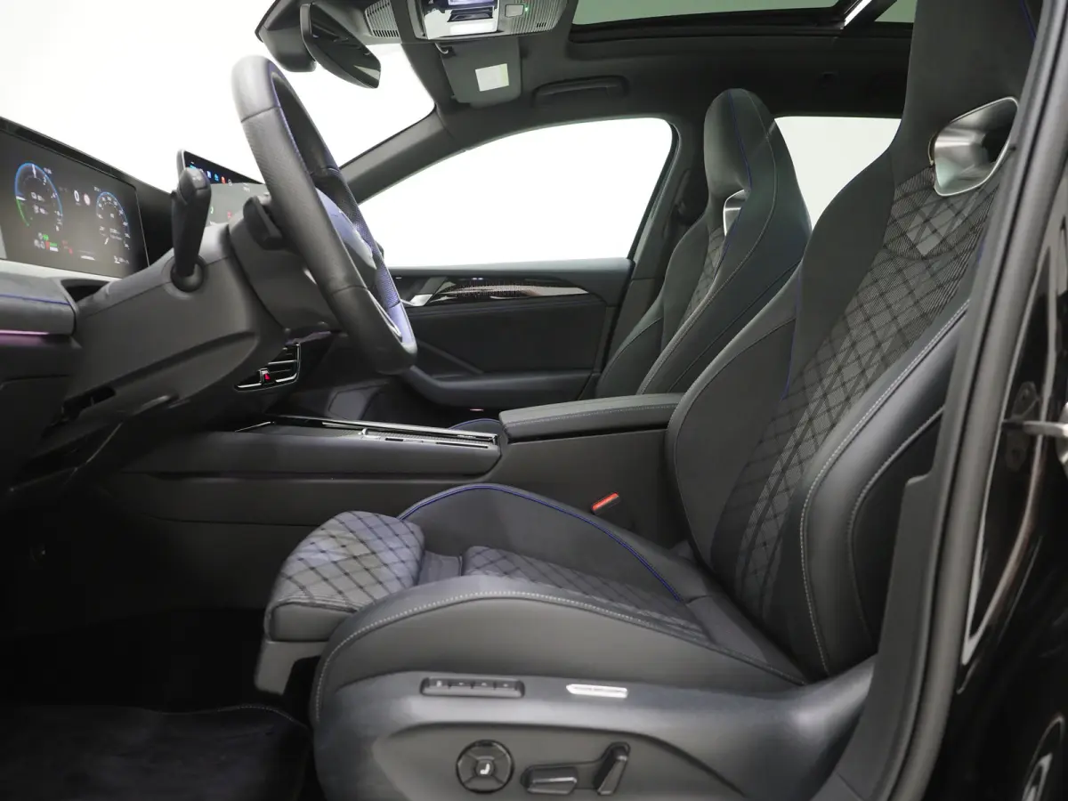 1.5 eHybrid R-Line Edition | 5 Jaar Garantie | Panoramadak | Trekhaak | Massage | 360 | HUD | Sfeerlicht | Keyless