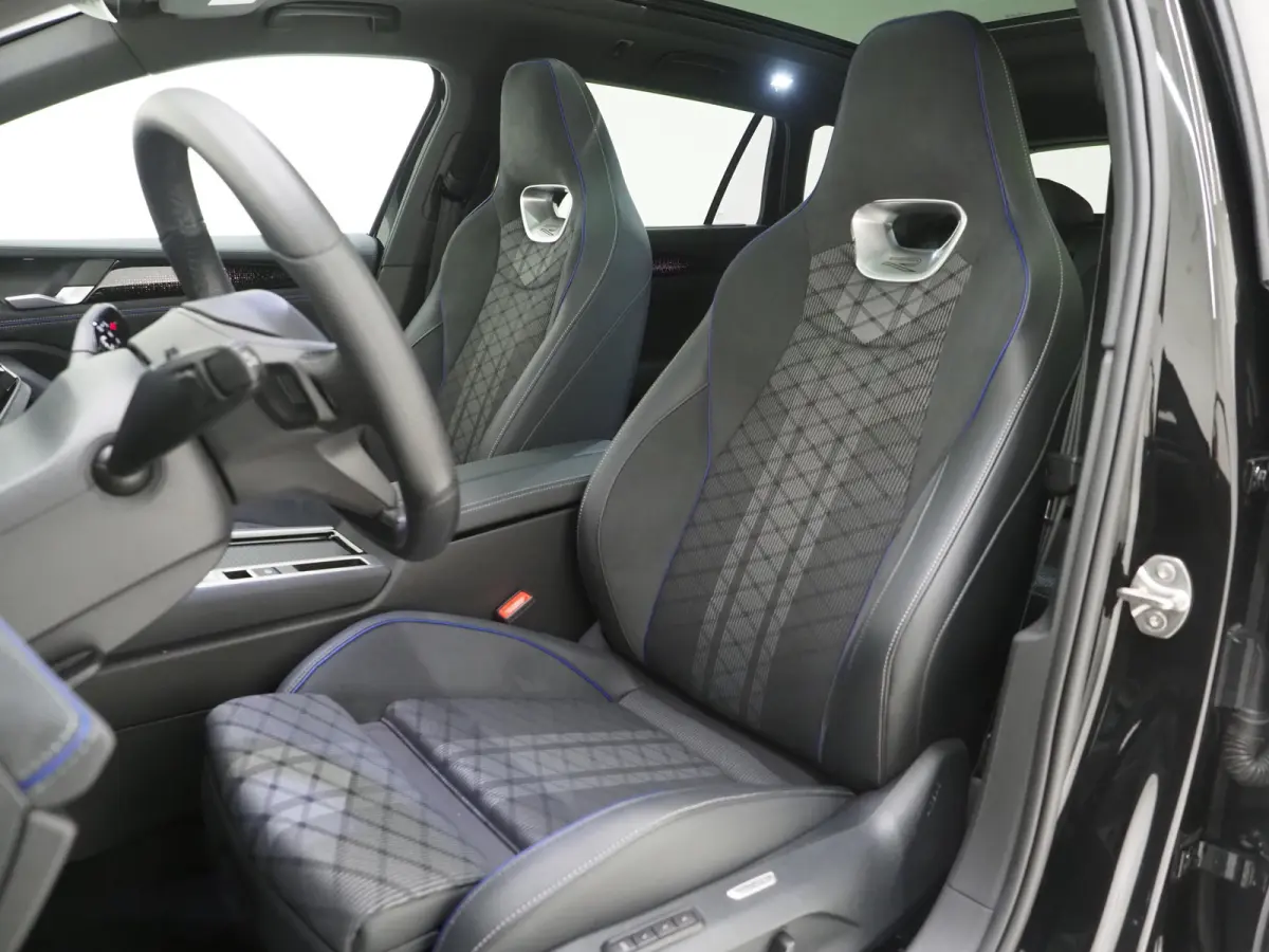 1.5 eHybrid R-Line Edition | 5 Jaar Garantie | Panoramadak | Trekhaak | Massage | 360 | HUD | Sfeerlicht | Keyless