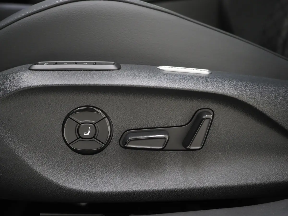 1.5 eHybrid R-Line Edition | 5 Jaar Garantie | Panoramadak | Trekhaak | Massage | 360 | HUD | Sfeerlicht | Keyless