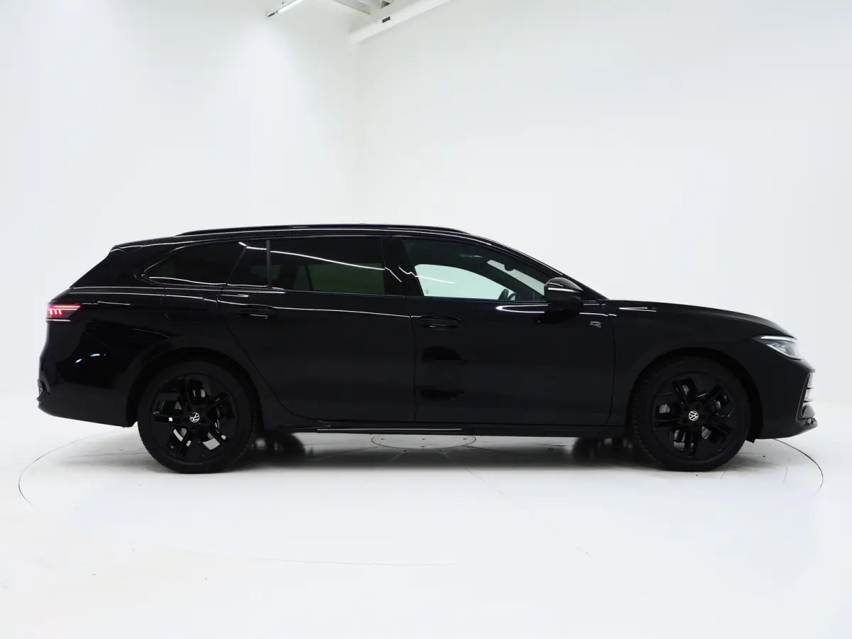 1.5 eHybrid R-Line Edition | 5 Jaar Garantie | Panoramadak | Trekhaak | Massage | 360 | HUD | Sfeerlicht | Keyless