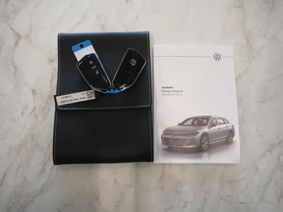 1.5 eHybrid R-Line Edition | 5 Jaar Garantie | Panoramadak | Trekhaak | Massage | 360 | HUD | Sfeerlicht | Keyless