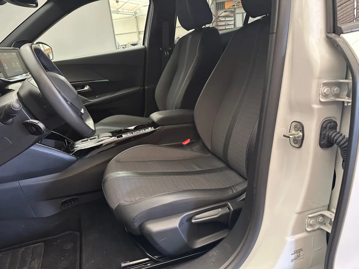 EV Allure Pack 50 kWh Camera | Digitaal Dashboard | 17" Lichtmetaal | Carplay | Climate Control | Cruise | DAB | LED | Parkeersensoren | Achteruitrijcamera | Airco (automatisch) | Apple Carp