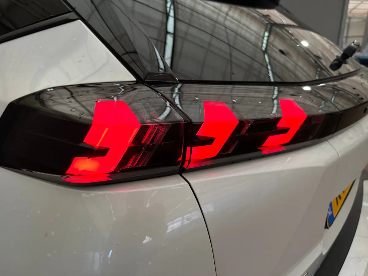 EV Allure Pack 50 kWh Camera | Digitaal Dashboard | 17" Lichtmetaal | Carplay | Climate Control | Cruise | DAB | LED | Parkeersensoren | Achteruitrijcamera | Airco (automatisch) | Apple Carp