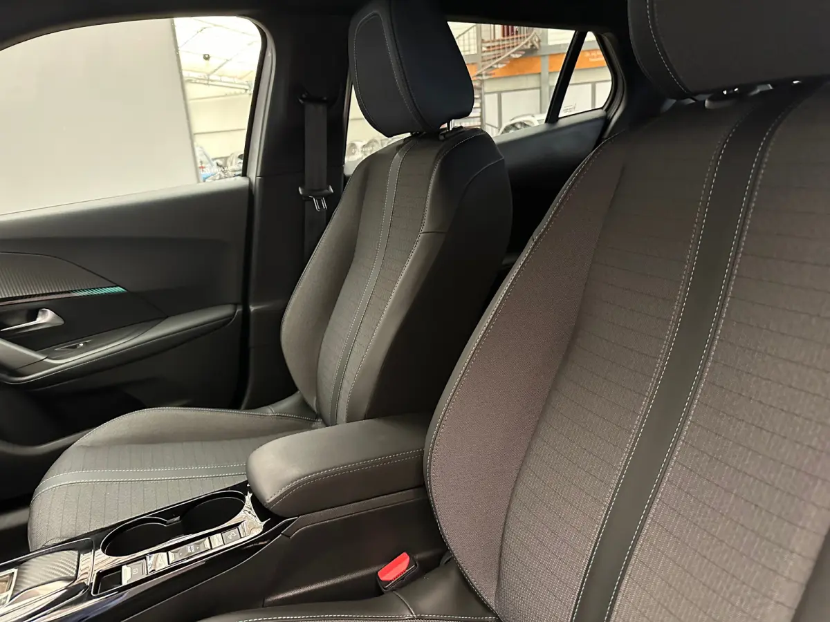 EV Allure Pack 50 kWh Camera | Digitaal Dashboard | 17" Lichtmetaal | Carplay | Climate Control | Cruise | DAB | LED | Parkeersensoren | Achteruitrijcamera | Airco (automatisch) | Apple Carp