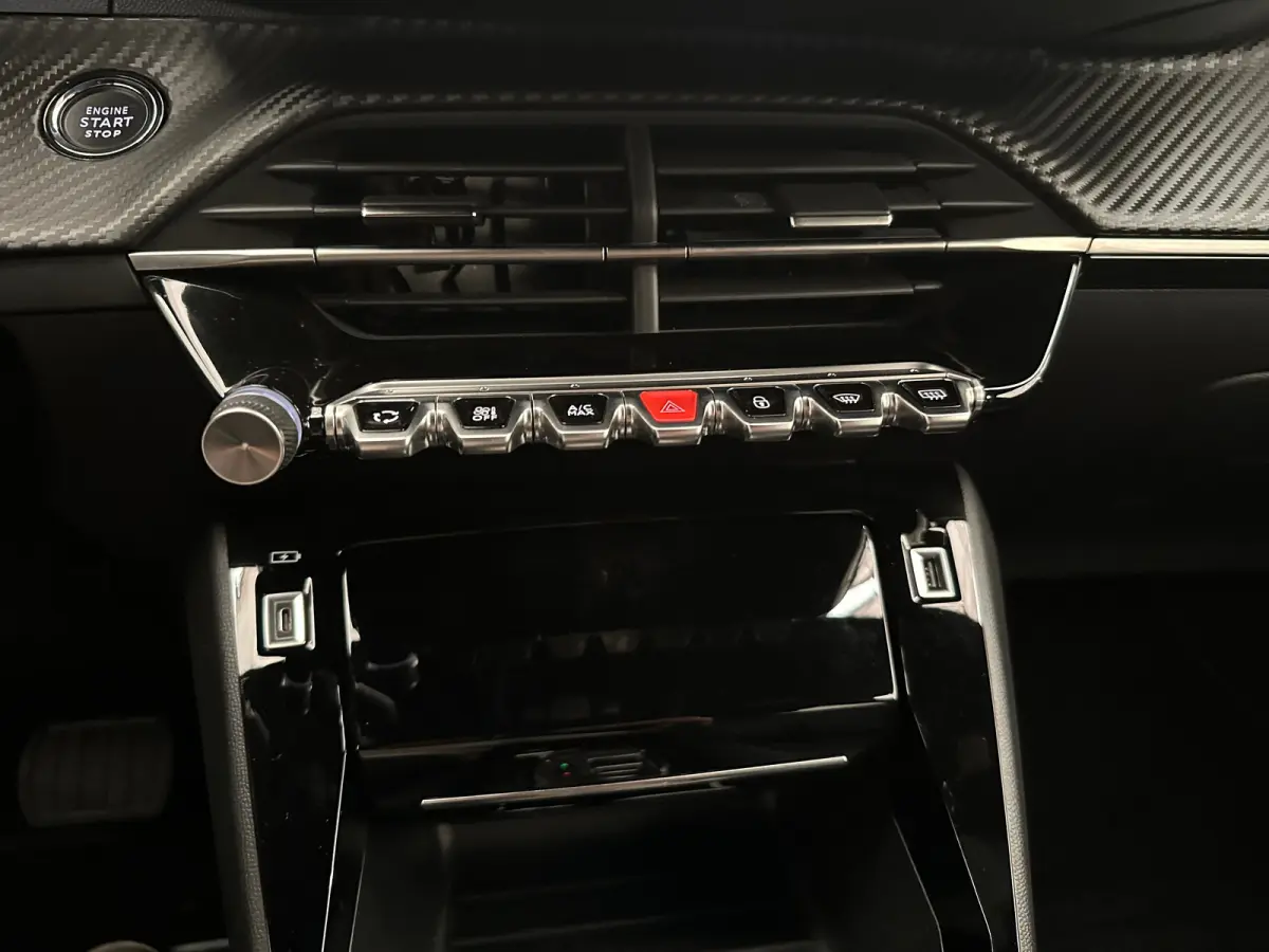 EV Allure Pack 50 kWh Camera | Digitaal Dashboard | 17" Lichtmetaal | Carplay | Climate Control | Cruise | DAB | LED | Parkeersensoren | Achteruitrijcamera | Airco (automatisch) | Apple Carp