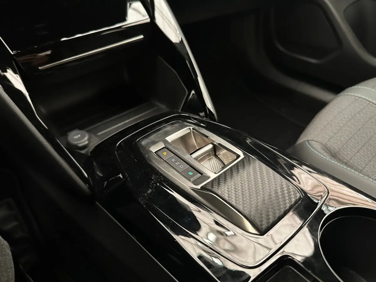 EV Allure Pack 50 kWh Camera | Digitaal Dashboard | 17" Lichtmetaal | Carplay | Climate Control | Cruise | DAB | LED | Parkeersensoren | Achteruitrijcamera | Airco (automatisch) | Apple Carp