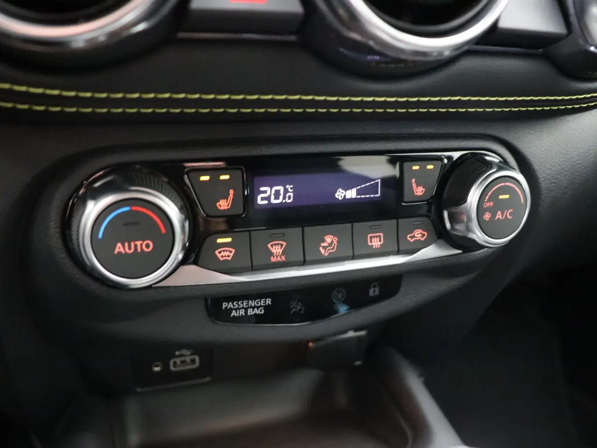 1.0 DIG-T Business Premium | Stoel en stuur verwarming | Climate control | Navigatie | Achteruitrij camera | Elektronische handrem met autohold | DAB radio |