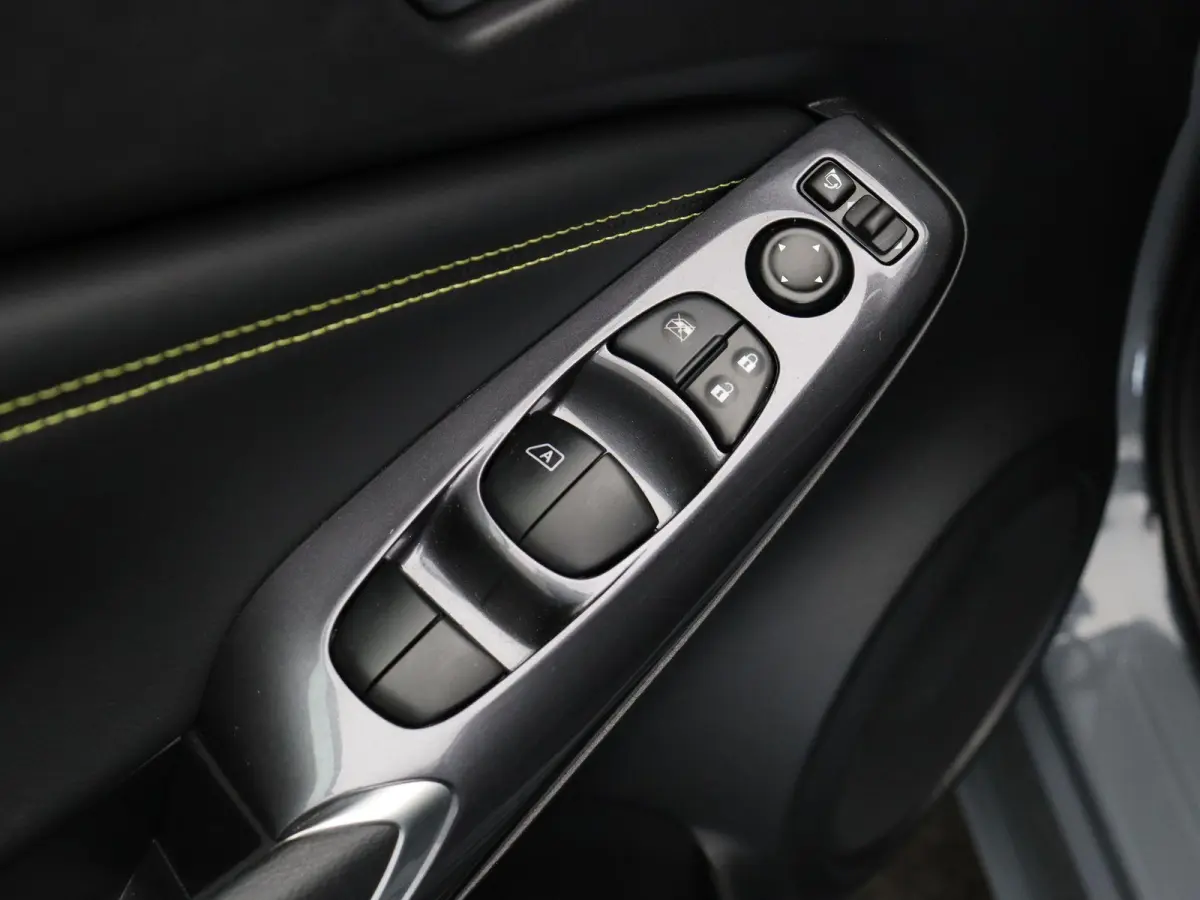 1.0 DIG-T Business Premium | Stoel en stuur verwarming | Climate control | Navigatie | Achteruitrij camera | Elektronische handrem met autohold | DAB radio |