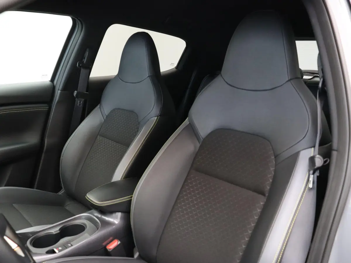 1.0 DIG-T Business Premium | Stoel en stuur verwarming | Climate control | Navigatie | Achteruitrij camera | Elektronische handrem met autohold | DAB radio |