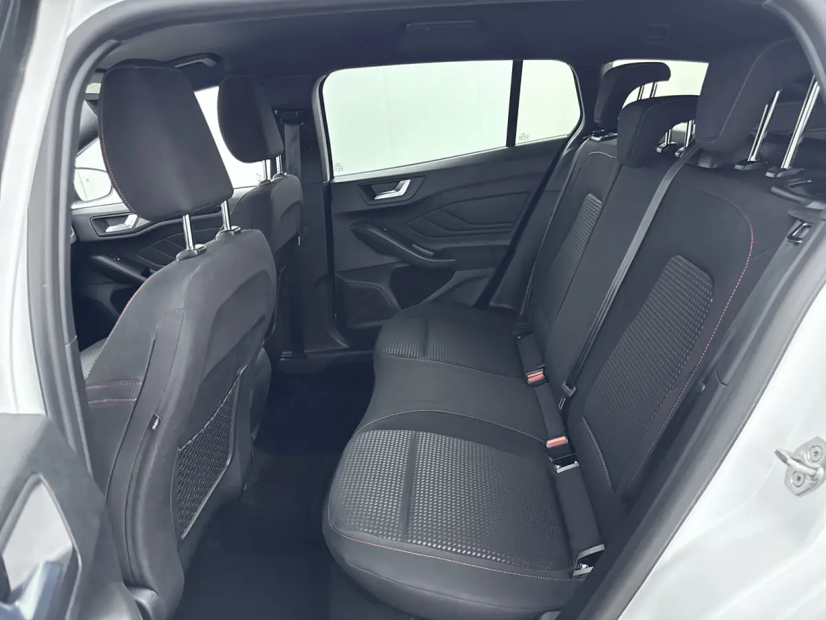 1.0 EcoBoost Hybrid ST Line | Automaat | 100% Dealer o.h. | Trekhaak | Winter-pack | LED | Apple carplay / andriod auto | Privacy-glass