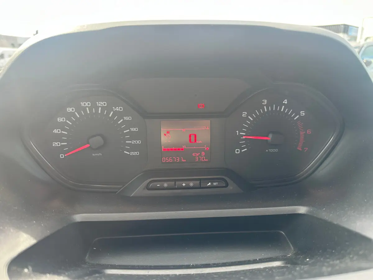 1.5 BlueHDI Pro Trekhaak | Houten Vloer | Airco | Cruise Control | Bluetooth | Airco | Bluetooth | Centrale deurvergrendeling met afstandsbediening