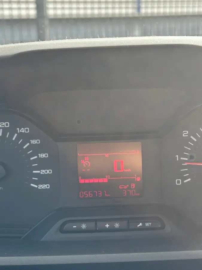 1.5 BlueHDI Pro Trekhaak | Houten Vloer | Airco | Cruise Control | Bluetooth | Airco | Bluetooth | Centrale deurvergrendeling met afstandsbediening