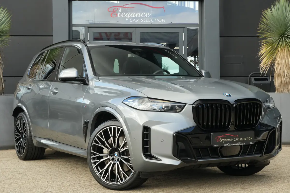 xDrive50e M Sport | 495 PK | PHEV | Pano | HUD | 360° | Softclose BMW X5 xDrive50e M Sport 495 PK Plug-in Hybrid met 3.0 zescilinder benzinemotor en 8-traps automatische transmissie, voorzi