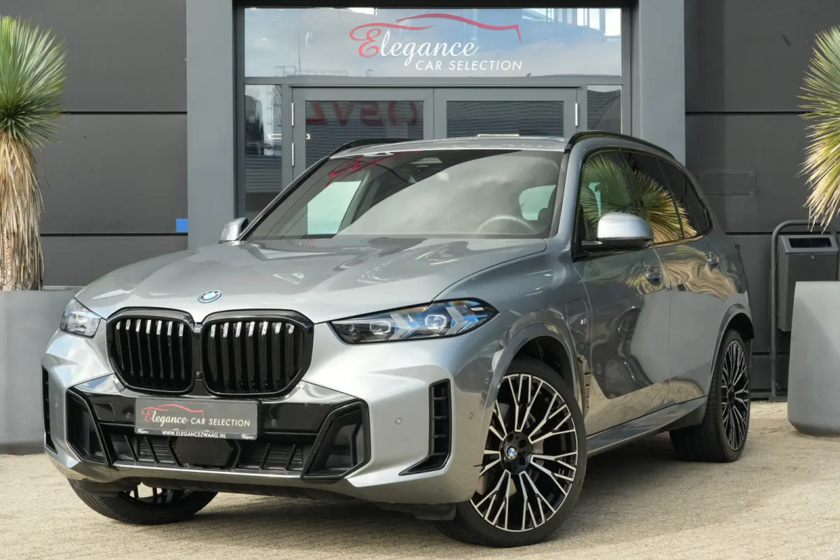 xDrive50e M Sport | 495 PK | PHEV | Pano | HUD | 360° | Softclose BMW X5 xDrive50e M Sport 495 PK Plug-in Hybrid met 3.0 zescilinder benzinemotor en 8-traps automatische transmissie, voorzi