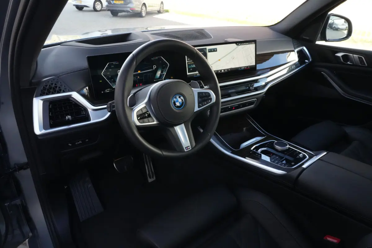 xDrive50e M Sport | 495 PK | PHEV | Pano | HUD | 360° | Softclose BMW X5 xDrive50e M Sport 495 PK Plug-in Hybrid met 3.0 zescilinder benzinemotor en 8-traps automatische transmissie, voorzi