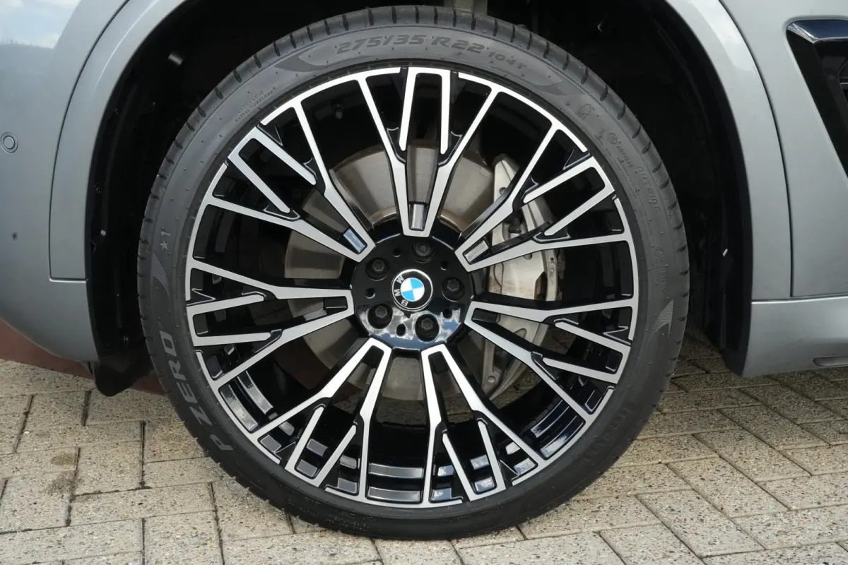 xDrive50e M Sport | 495 PK | PHEV | Pano | HUD | 360° | Softclose BMW X5 xDrive50e M Sport 495 PK Plug-in Hybrid met 3.0 zescilinder benzinemotor en 8-traps automatische transmissie, voorzi