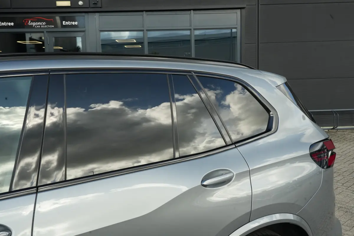 xDrive50e M Sport | 495 PK | PHEV | Pano | HUD | 360° | Softclose BMW X5 xDrive50e M Sport 495 PK Plug-in Hybrid met 3.0 zescilinder benzinemotor en 8-traps automatische transmissie, voorzi