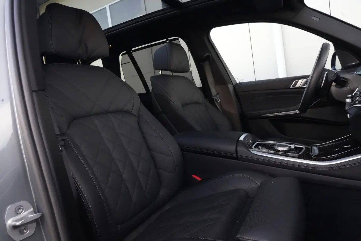 xDrive50e M Sport | 495 PK | PHEV | Pano | HUD | 360° | Softclose BMW X5 xDrive50e M Sport 495 PK Plug-in Hybrid met 3.0 zescilinder benzinemotor en 8-traps automatische transmissie, voorzi