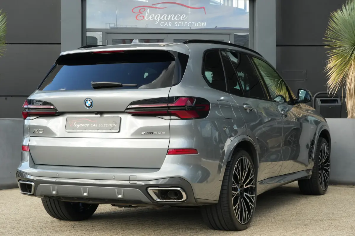 xDrive50e M Sport | 495 PK | PHEV | Pano | HUD | 360° | Softclose BMW X5 xDrive50e M Sport 495 PK Plug-in Hybrid met 3.0 zescilinder benzinemotor en 8-traps automatische transmissie, voorzi