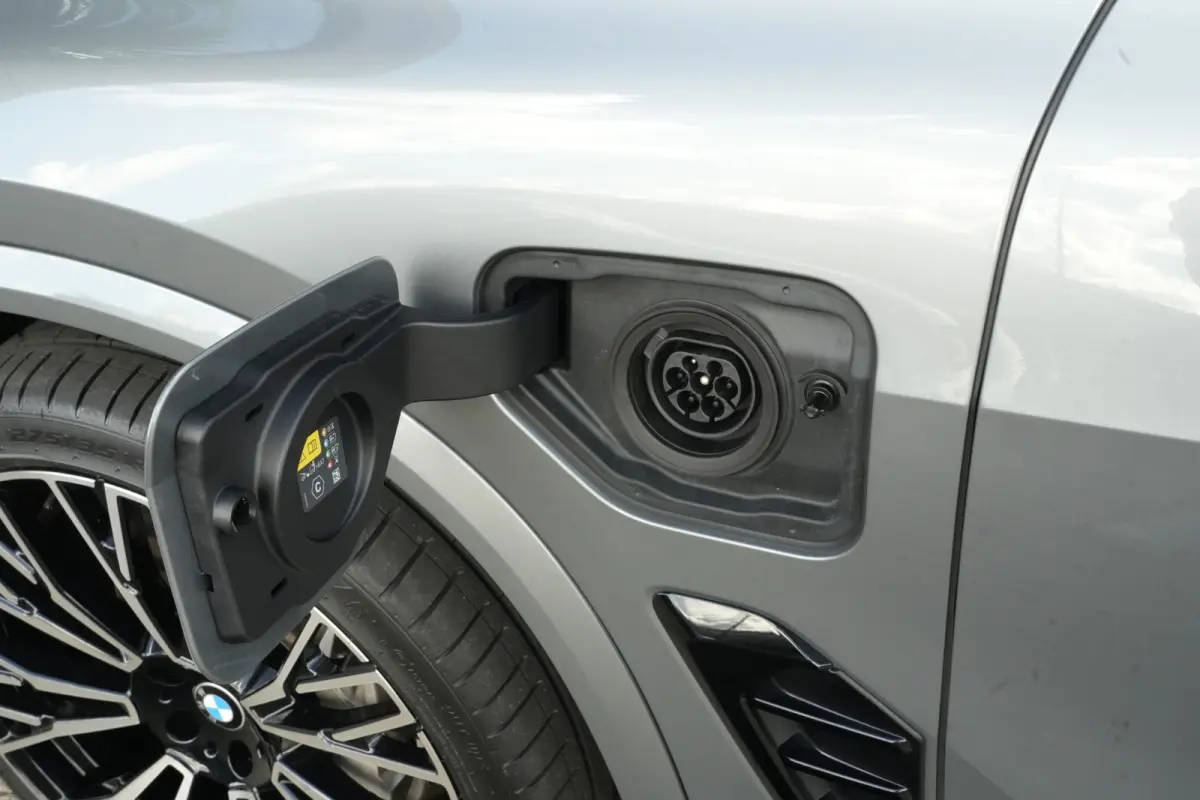 xDrive50e M Sport | 495 PK | PHEV | Pano | HUD | 360° | Softclose BMW X5 xDrive50e M Sport 495 PK Plug-in Hybrid met 3.0 zescilinder benzinemotor en 8-traps automatische transmissie, voorzi