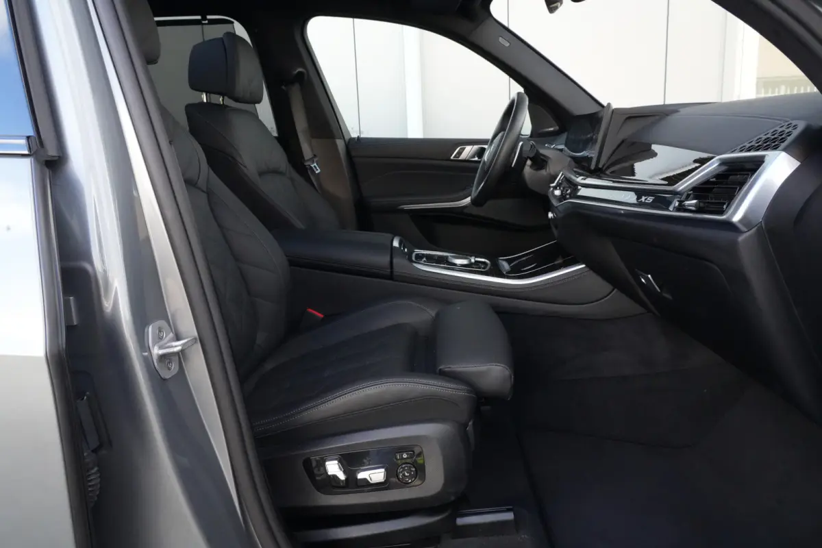 xDrive50e M Sport | 495 PK | PHEV | Pano | HUD | 360° | Softclose BMW X5 xDrive50e M Sport 495 PK Plug-in Hybrid met 3.0 zescilinder benzinemotor en 8-traps automatische transmissie, voorzi