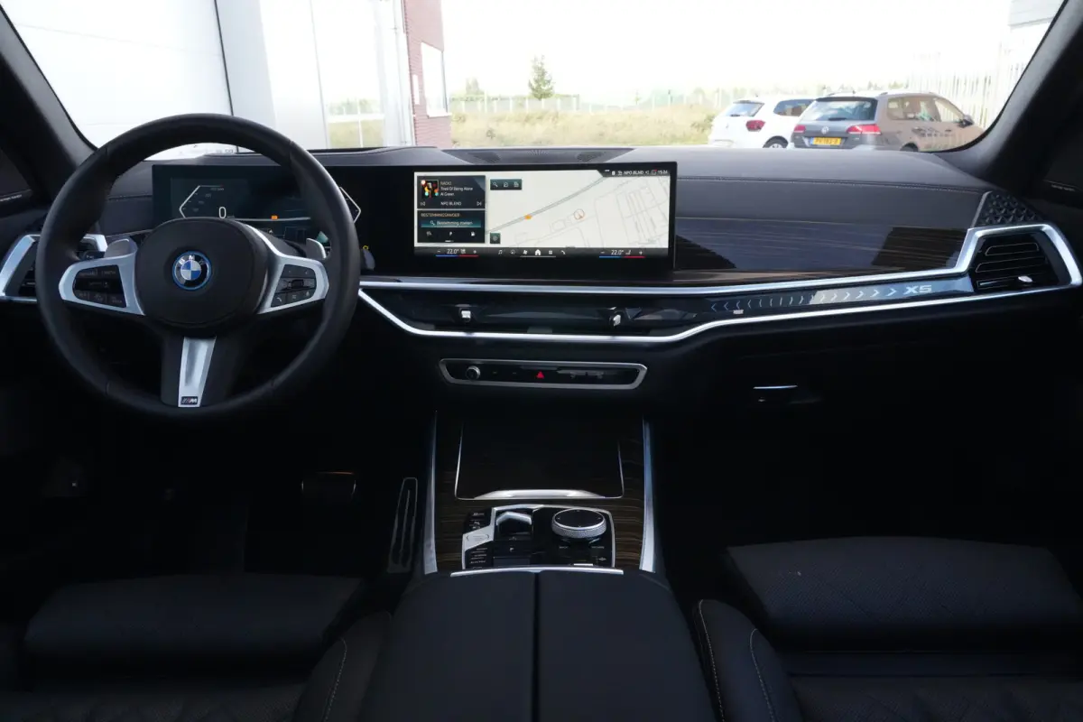 xDrive50e M Sport | 495 PK | PHEV | Pano | HUD | 360° | Softclose BMW X5 xDrive50e M Sport 495 PK Plug-in Hybrid met 3.0 zescilinder benzinemotor en 8-traps automatische transmissie, voorzi