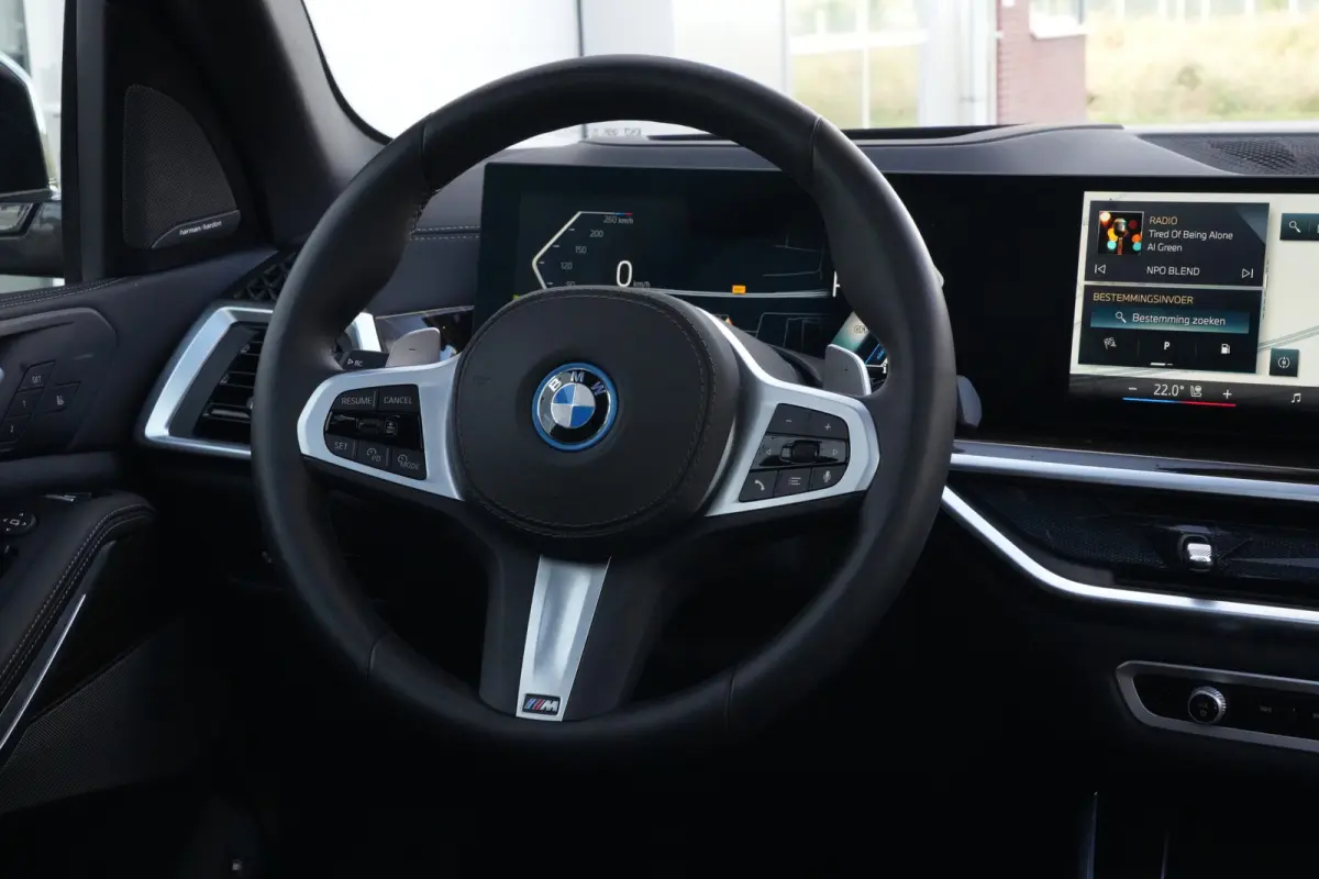 xDrive50e M Sport | 495 PK | PHEV | Pano | HUD | 360° | Softclose BMW X5 xDrive50e M Sport 495 PK Plug-in Hybrid met 3.0 zescilinder benzinemotor en 8-traps automatische transmissie, voorzi