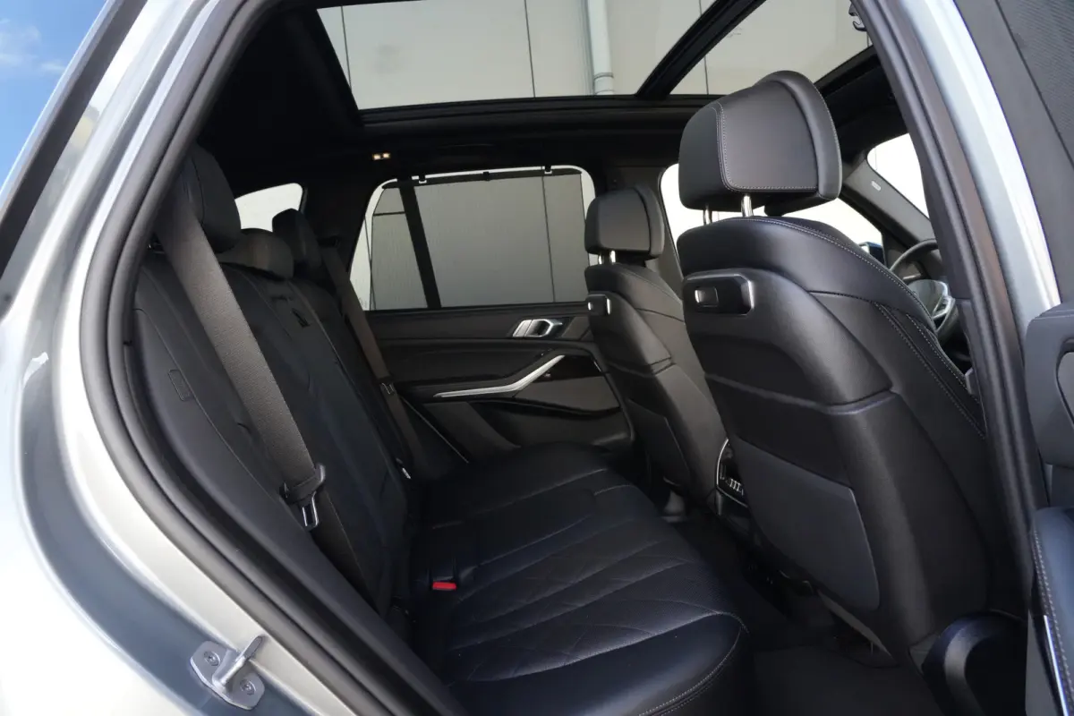 xDrive50e M Sport | 495 PK | PHEV | Pano | HUD | 360° | Softclose BMW X5 xDrive50e M Sport 495 PK Plug-in Hybrid met 3.0 zescilinder benzinemotor en 8-traps automatische transmissie, voorzi