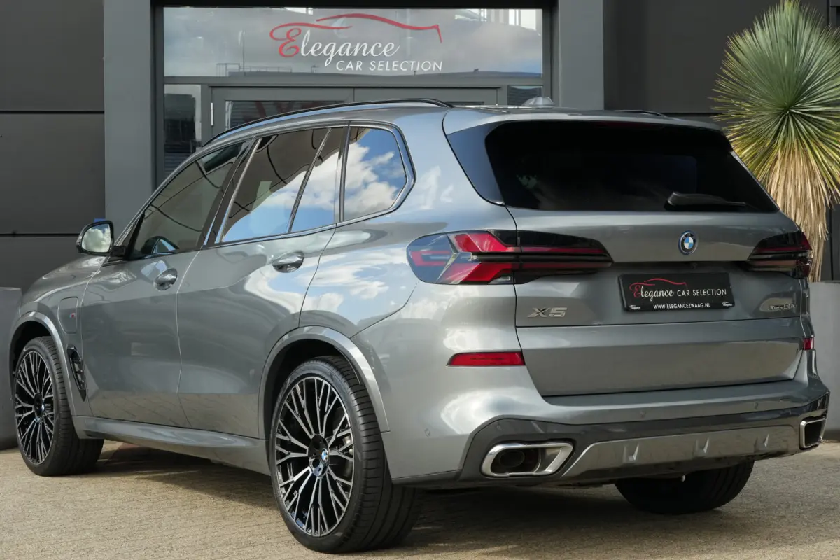 xDrive50e M Sport | 495 PK | PHEV | Pano | HUD | 360° | Softclose BMW X5 xDrive50e M Sport 495 PK Plug-in Hybrid met 3.0 zescilinder benzinemotor en 8-traps automatische transmissie, voorzi