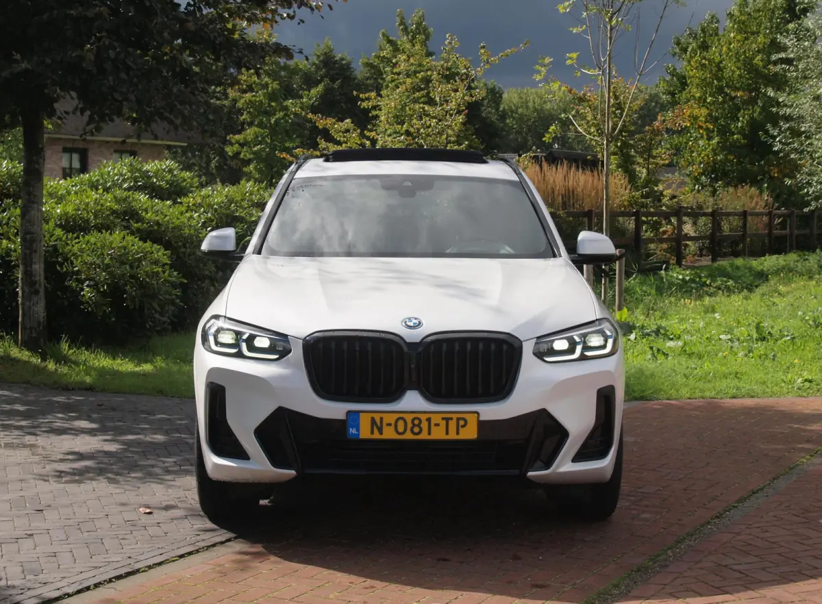 xDrive30e Business Edition Plus | M-Pakket | Panoramadak | Trekhaak | Head-Up Display | 360 Camera | Sfeerverlichting | LED-Laser |