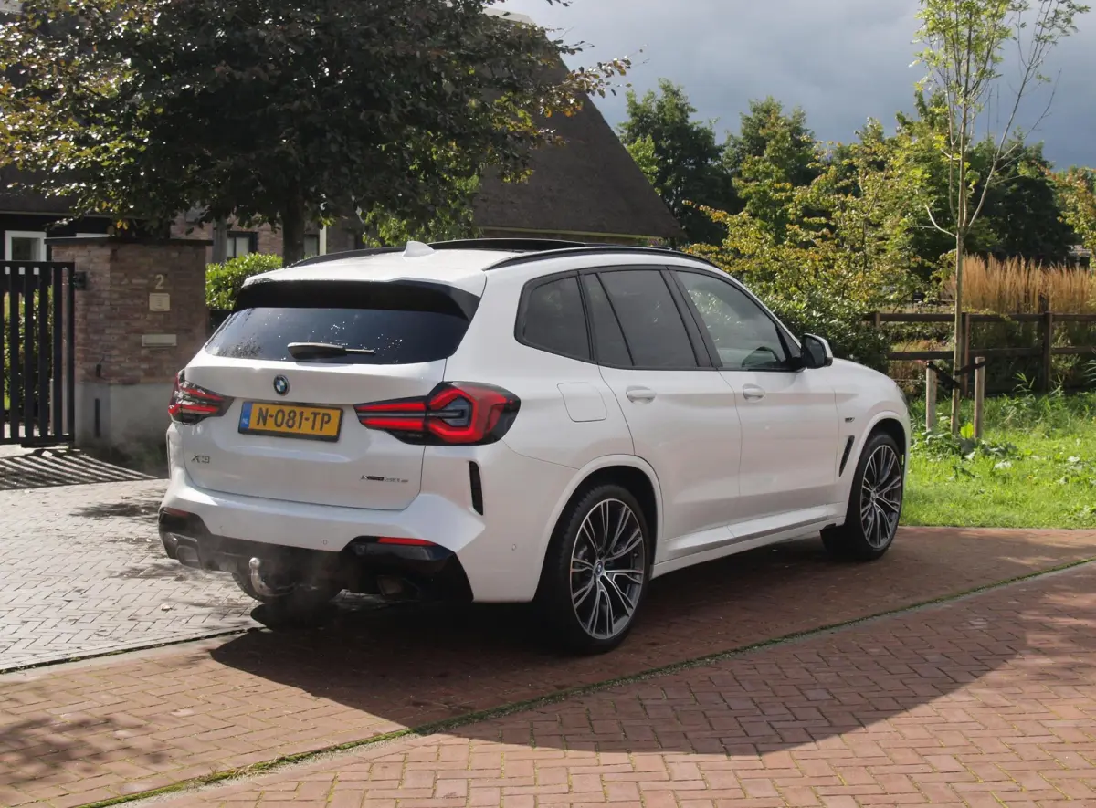 xDrive30e Business Edition Plus | M-Pakket | Panoramadak | Trekhaak | Head-Up Display | 360 Camera | Sfeerverlichting | LED-Laser |