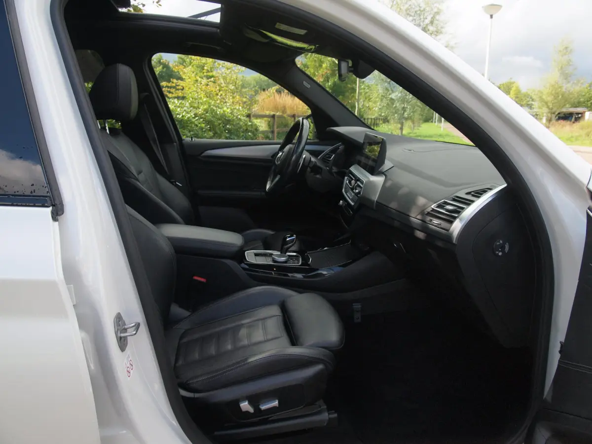 xDrive30e Business Edition Plus | M-Pakket | Panoramadak | Trekhaak | Head-Up Display | 360 Camera | Sfeerverlichting | LED-Laser |