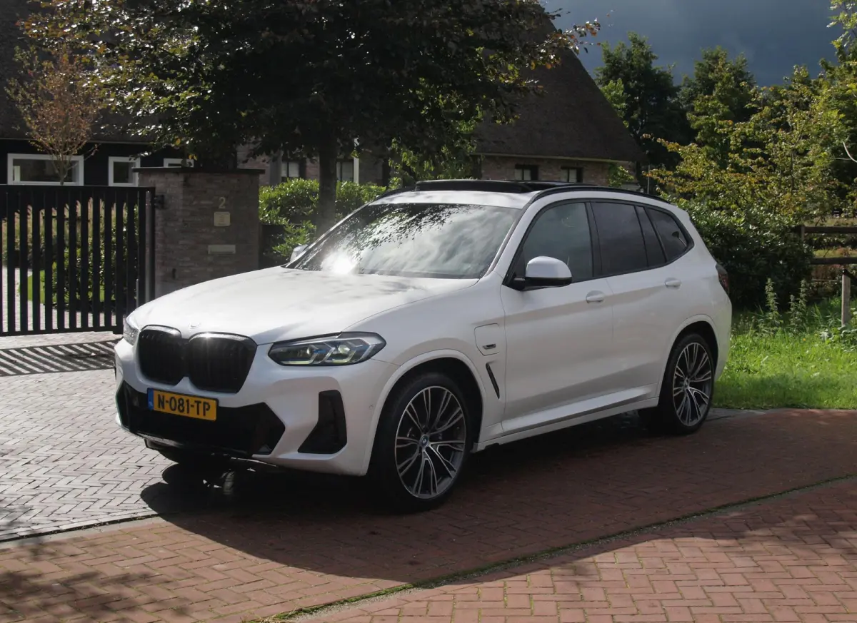 xDrive30e Business Edition Plus | M-Pakket | Panoramadak | Trekhaak | Head-Up Display | 360 Camera | Sfeerverlichting | LED-Laser |