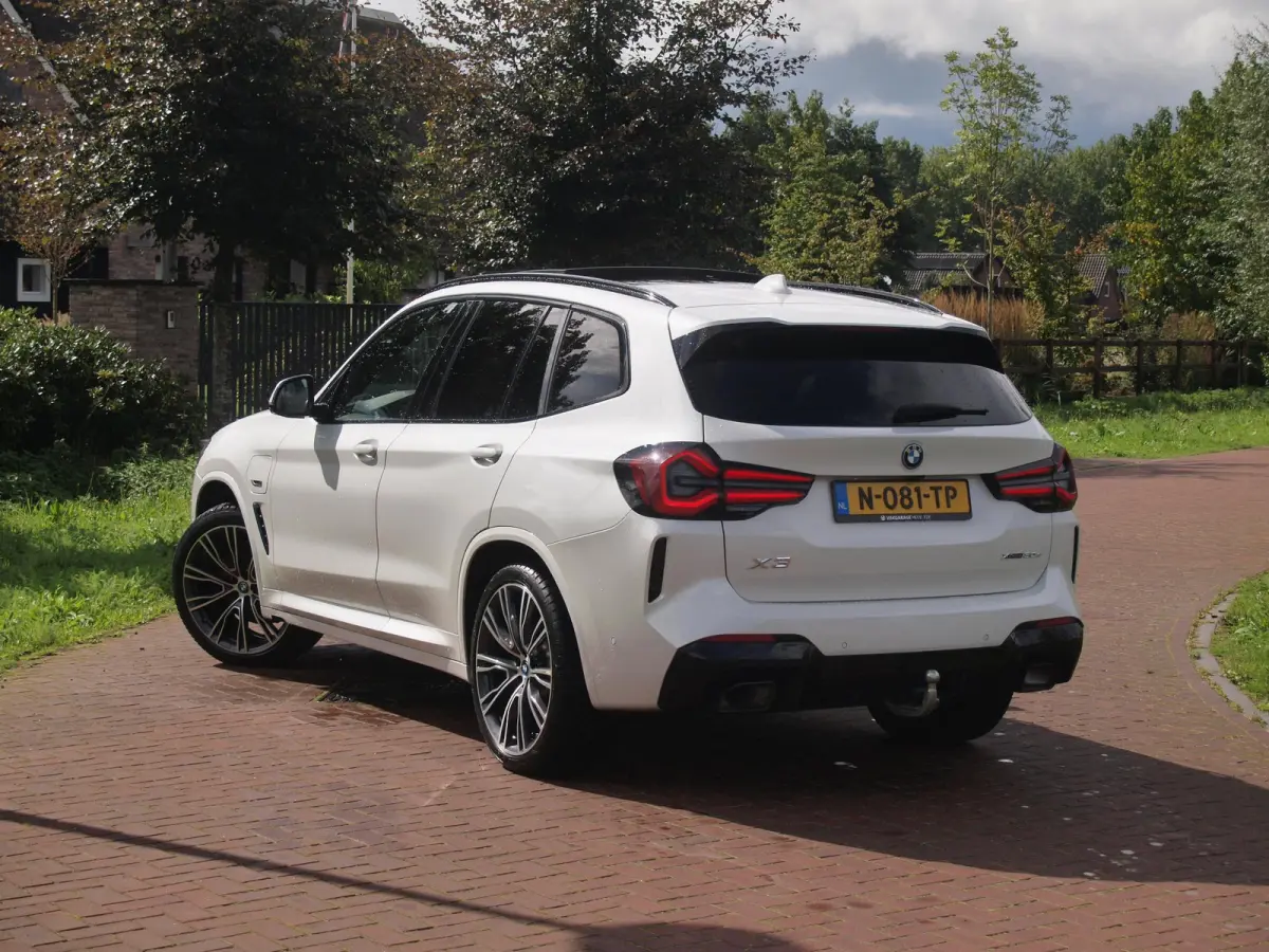 xDrive30e Business Edition Plus | M-Pakket | Panoramadak | Trekhaak | Head-Up Display | 360 Camera | Sfeerverlichting | LED-Laser |