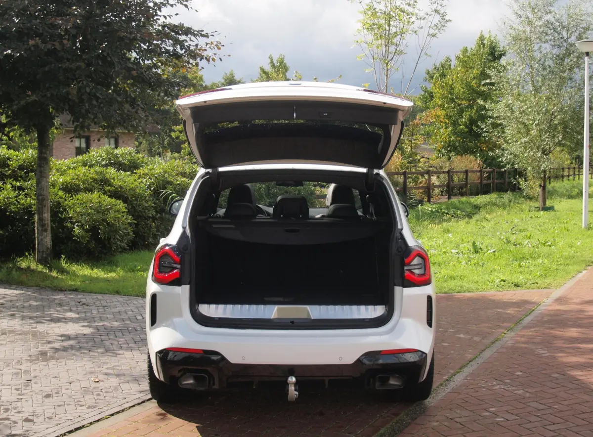 xDrive30e Business Edition Plus | M-Pakket | Panoramadak | Trekhaak | Head-Up Display | 360 Camera | Sfeerverlichting | LED-Laser |