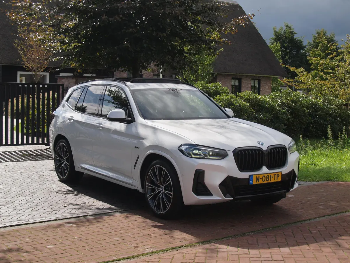 xDrive30e Business Edition Plus | M-Pakket | Panoramadak | Trekhaak | Head-Up Display | 360 Camera | Sfeerverlichting | LED-Laser |