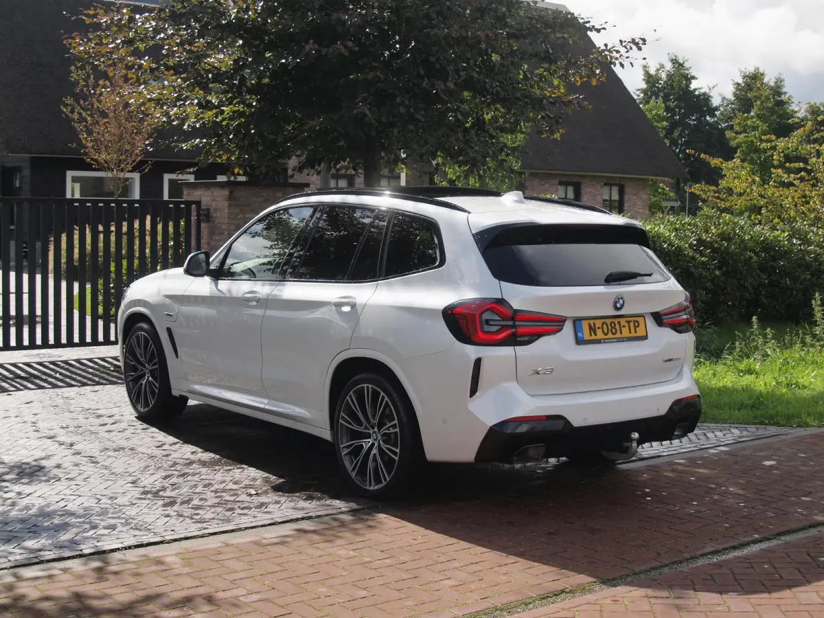 xDrive30e Business Edition Plus | M-Pakket | Panoramadak | Trekhaak | Head-Up Display | 360 Camera | Sfeerverlichting | LED-Laser |