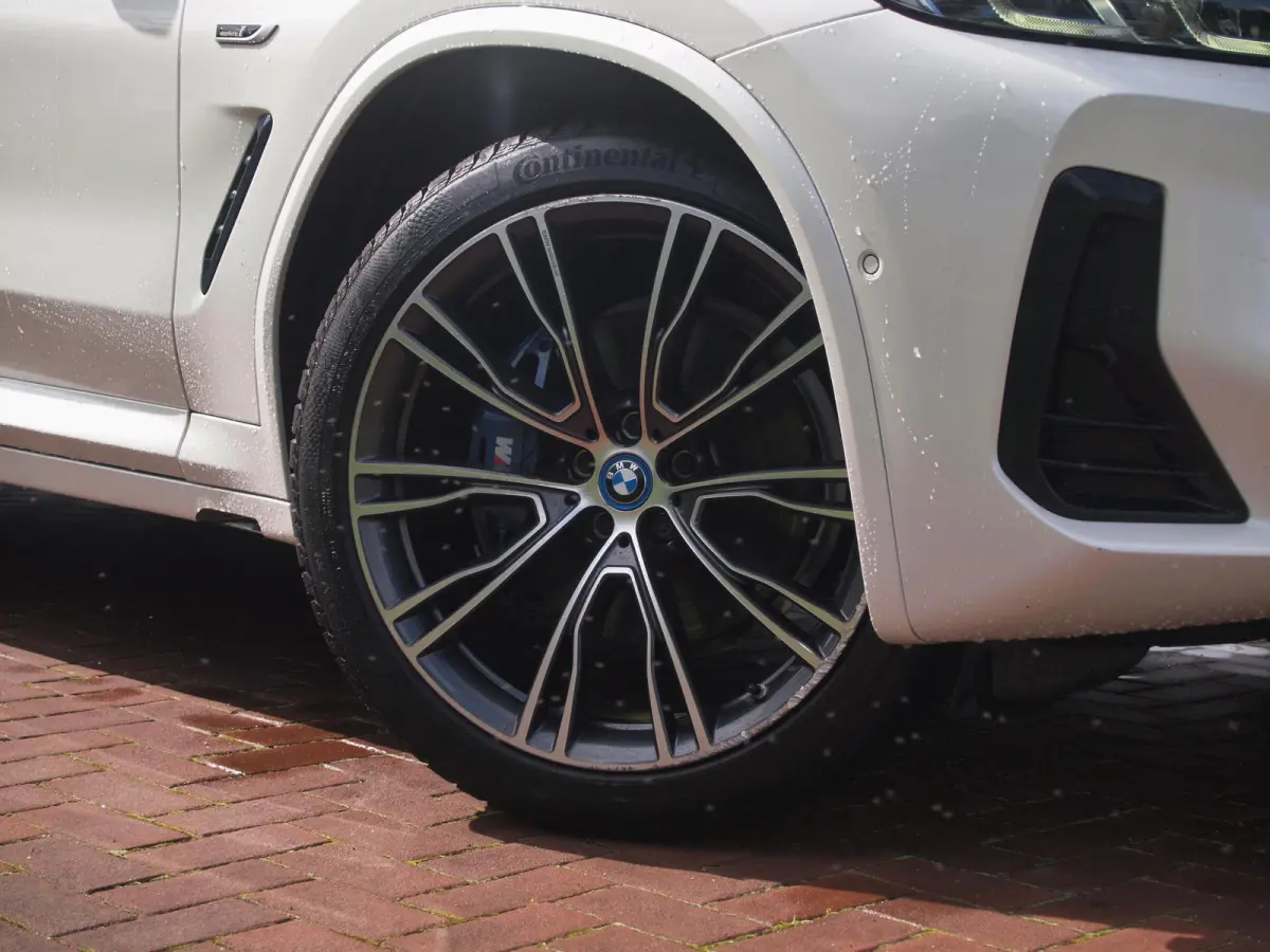 xDrive30e Business Edition Plus | M-Pakket | Panoramadak | Trekhaak | Head-Up Display | 360 Camera | Sfeerverlichting | LED-Laser |