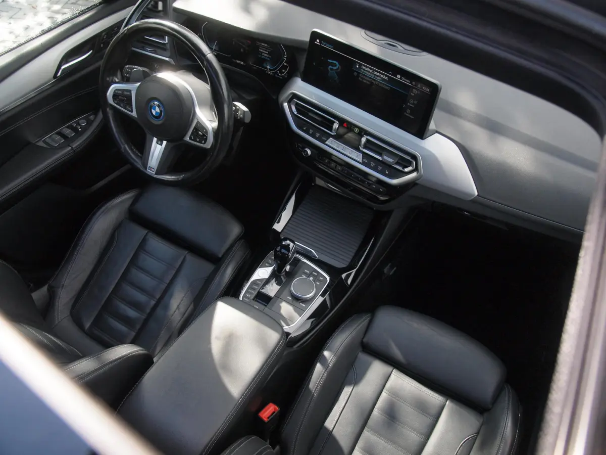 xDrive30e Business Edition Plus | M-Pakket | Panoramadak | Trekhaak | Head-Up Display | 360 Camera | Sfeerverlichting | LED-Laser |