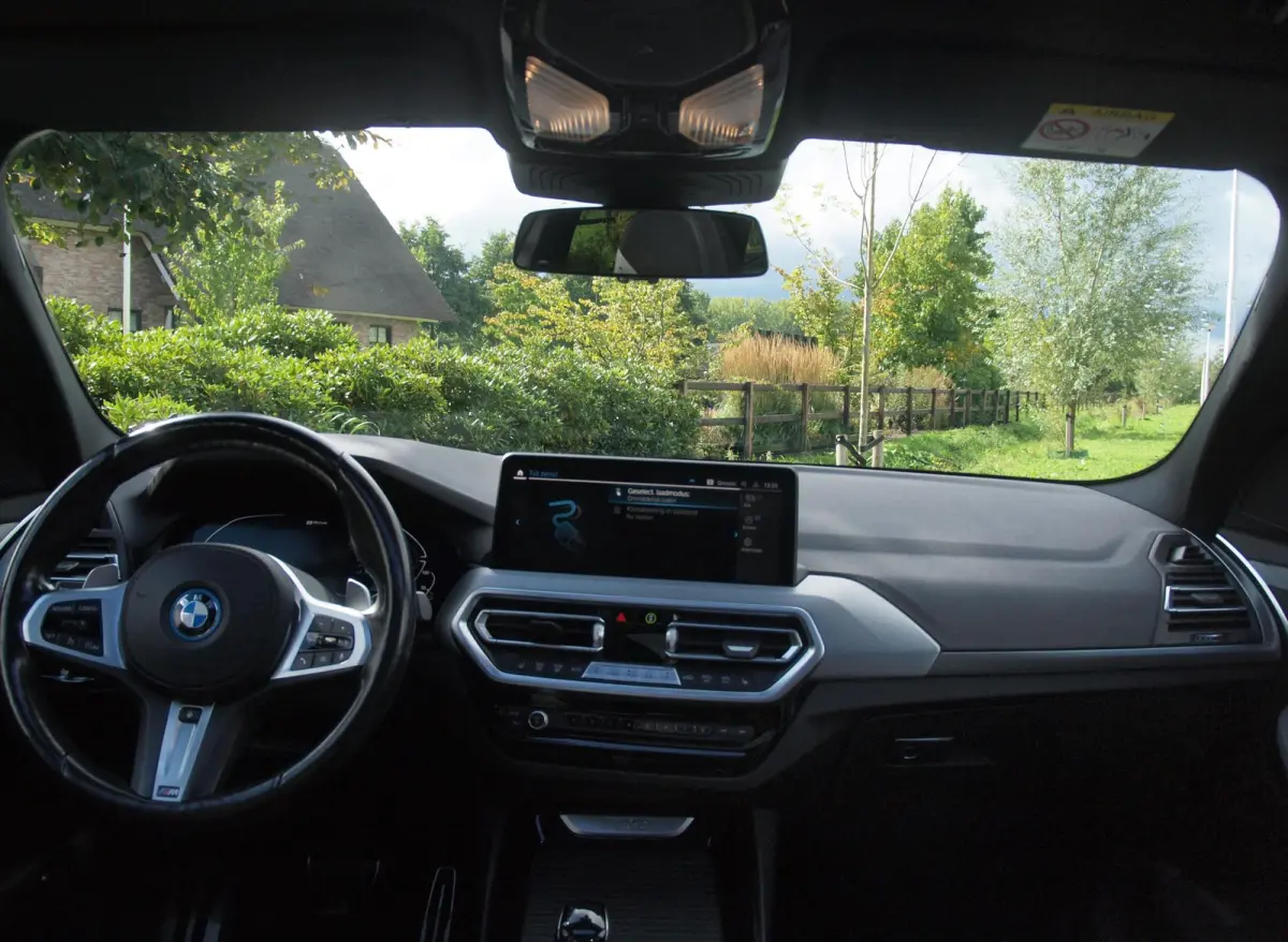 xDrive30e Business Edition Plus | M-Pakket | Panoramadak | Trekhaak | Head-Up Display | 360 Camera | Sfeerverlichting | LED-Laser |