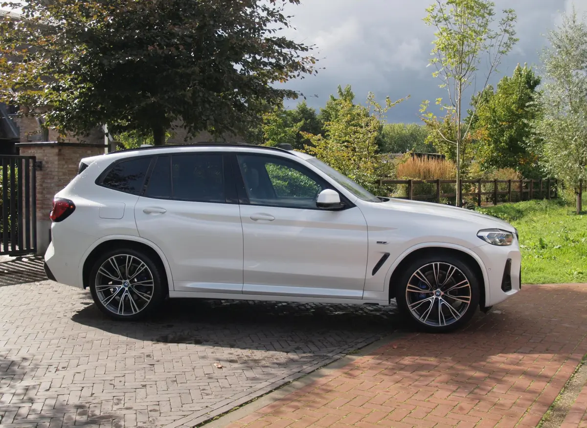 xDrive30e Business Edition Plus | M-Pakket | Panoramadak | Trekhaak | Head-Up Display | 360 Camera | Sfeerverlichting | LED-Laser |