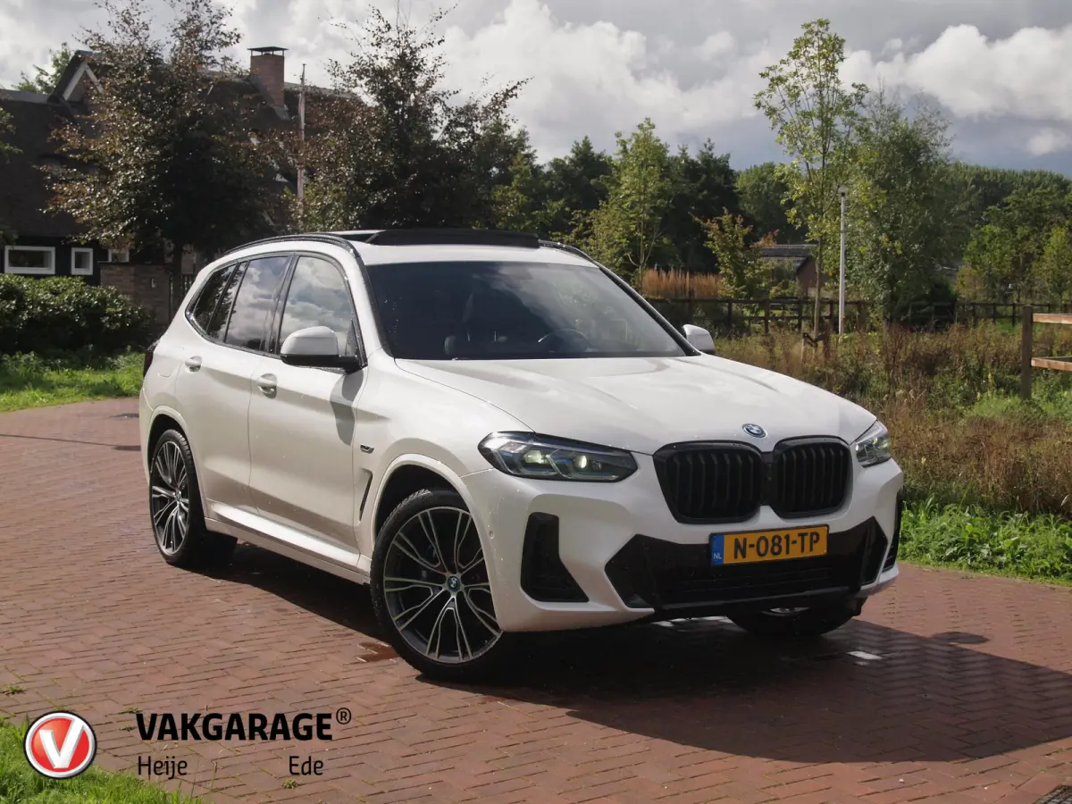 xDrive30e Business Edition Plus | M-Pakket | Panoramadak | Trekhaak | Head-Up Display | 360 Camera | Sfeerverlichting | LED-Laser |