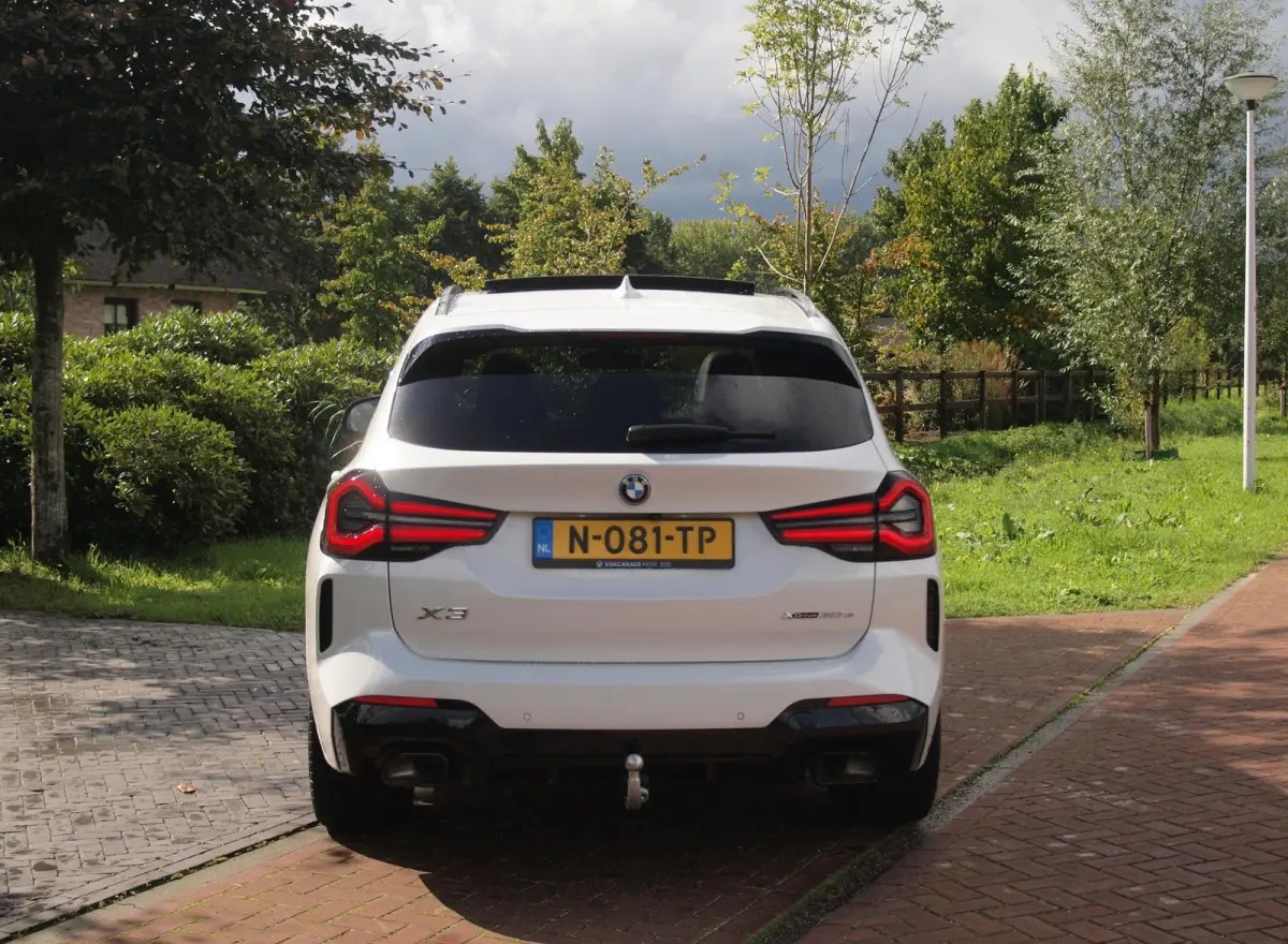 xDrive30e Business Edition Plus | M-Pakket | Panoramadak | Trekhaak | Head-Up Display | 360 Camera | Sfeerverlichting | LED-Laser |