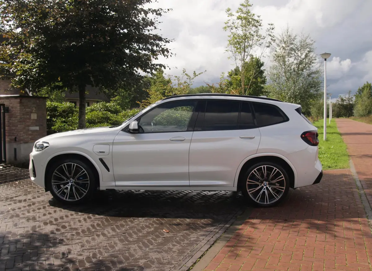 xDrive30e Business Edition Plus | M-Pakket | Panoramadak | Trekhaak | Head-Up Display | 360 Camera | Sfeerverlichting | LED-Laser |