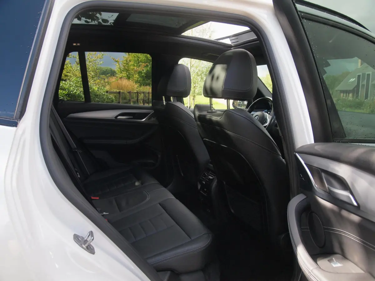 xDrive30e Business Edition Plus | M-Pakket | Panoramadak | Trekhaak | Head-Up Display | 360 Camera | Sfeerverlichting | LED-Laser |