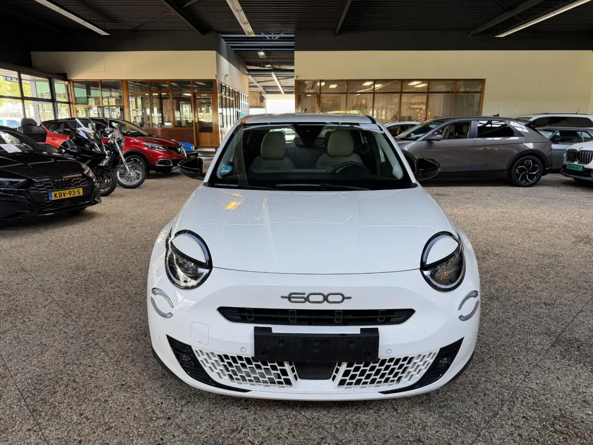 1.2 Hybrid Urban | LED | 360 Camera | 8.000KM | CarPlay | Clima | BTW |