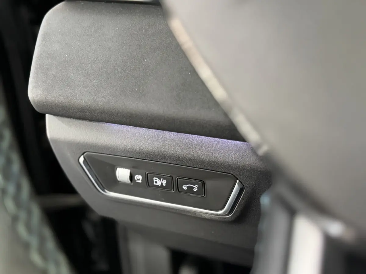 1.5 Plug-in Hybrid 261PK BLACK EDITION 360 TREKH.