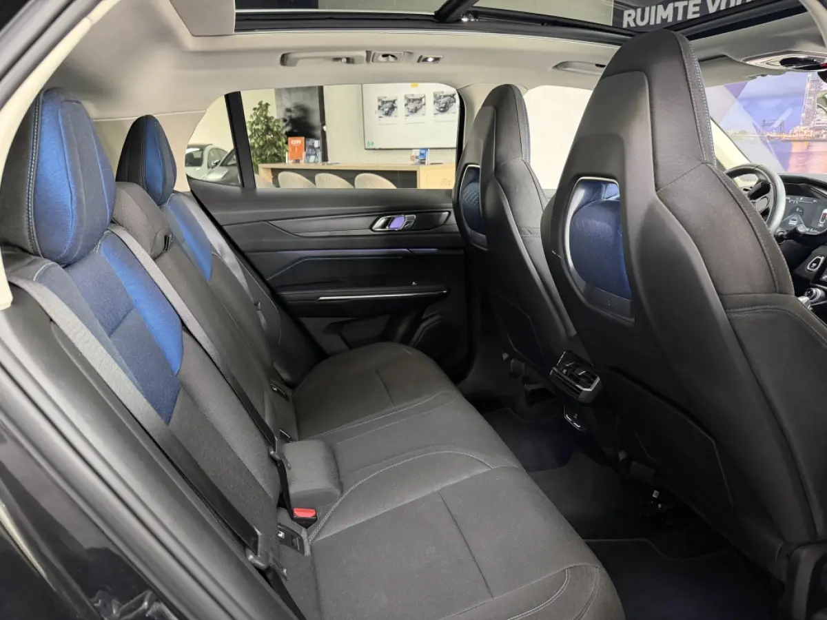1.5 Plug-in Hybrid 261PK BLACK EDITION 360 TREKH.
