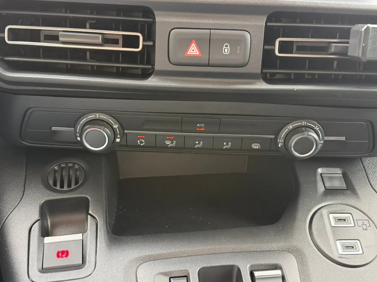 136 L2 50 kWh Stoelverwarming | Airco | Cruise | Apple Carplay/Android Auto | Elektrisch verstelbare en verwarmbare buitenspiegels | Parkeersensoren achter | Verwarmbare voorstoelen