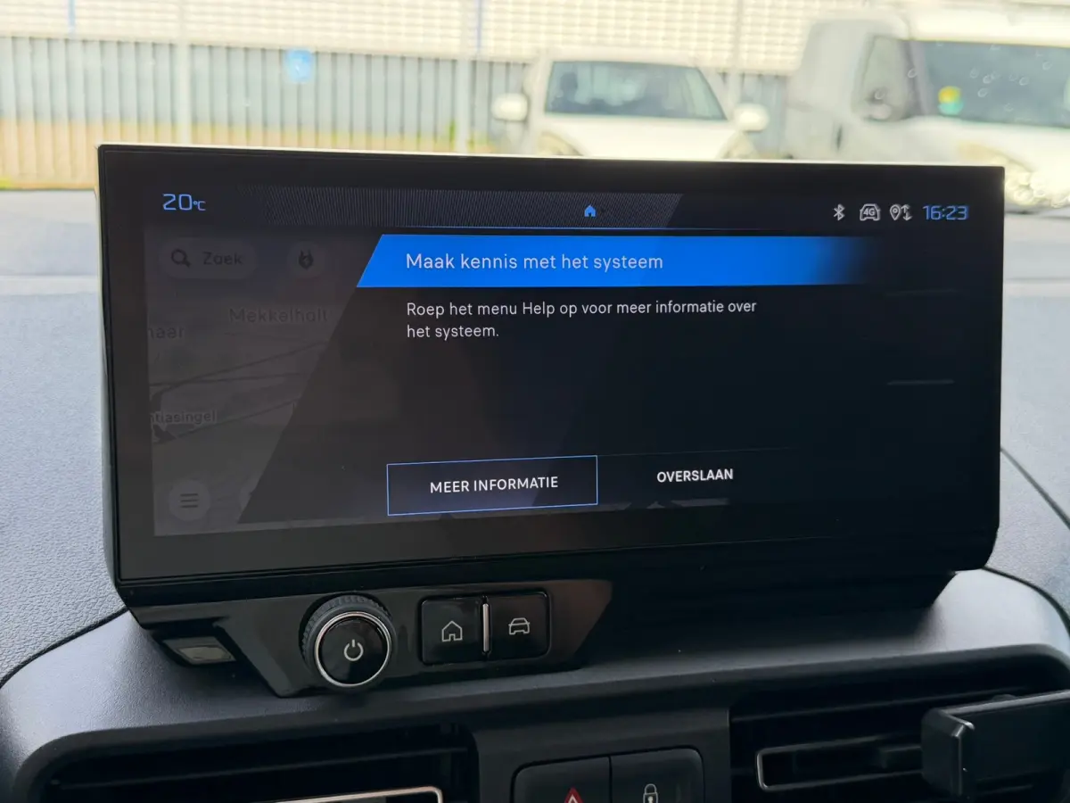 136 L2 50 kWh Stoelverwarming | Airco | Cruise | Apple Carplay/Android Auto | Elektrisch verstelbare en verwarmbare buitenspiegels | Parkeersensoren achter | Verwarmbare voorstoelen